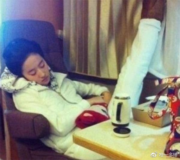 明星睡觉被偷拍简直亮了 王俊凯睡到忘我