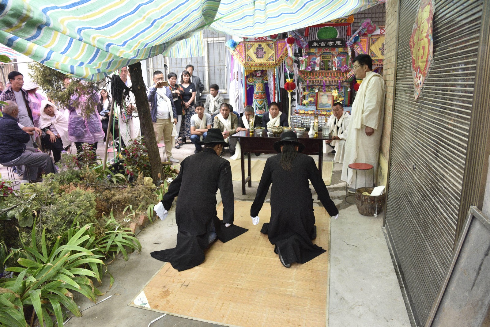 即使上了年纪的人对于24拜这样的传统礼仪也是很少看到,出于好奇很多