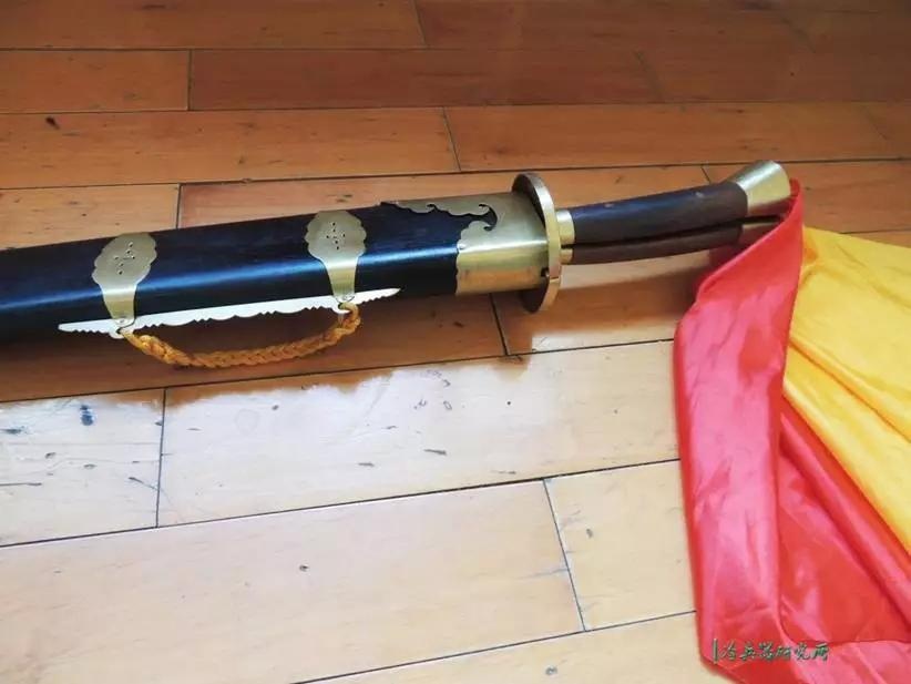 《水浒传》中武松的雪花镔铁双刀到底长啥样?|武松|硬度|雪花_新浪新闻