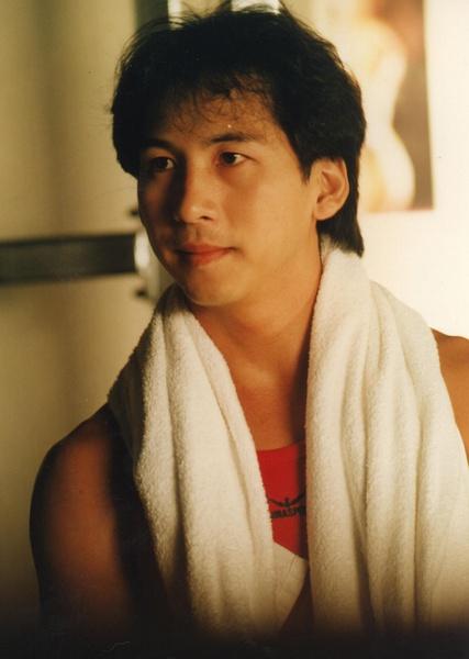 阻止六大派围攻光明顶,于是单挑少林武僧,这位少林武僧就是曹荣扮演的