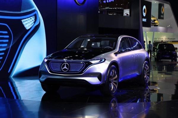 奔驰这款车一出，奥迪不敢叫灯厂了发光车标比BYD强