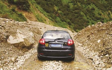 开着轿车也能自驾游！10年老司机教您开车走烂路