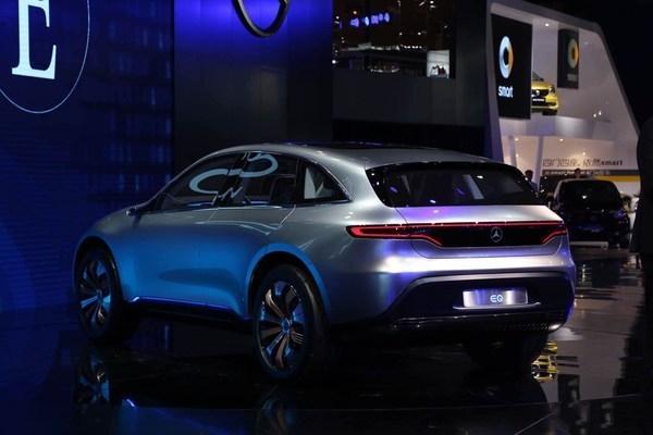 奔驰这款车一出，奥迪不敢叫灯厂了发光车标比BYD强