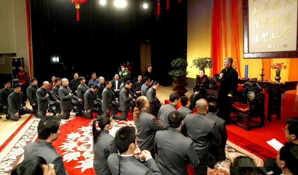 赵本山2大徒弟,一个怕退步勤练歌一个频上综艺节目