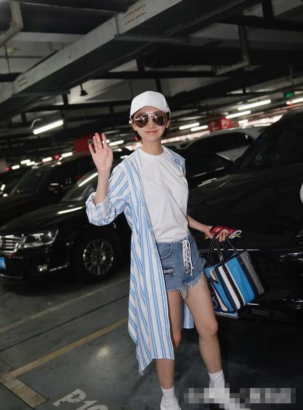 景甜穿着一件白色长款卫衣现身,感觉好美!