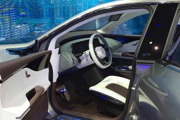 奔驰这款车一出，奥迪不敢叫灯厂了发光车标比BYD强