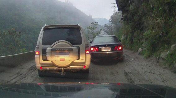 开着轿车也能自驾游！10年老司机教您开车走烂路