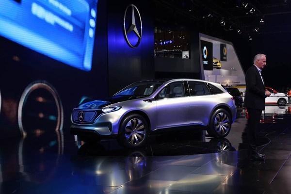 奔驰这款车一出，奥迪不敢叫灯厂了发光车标比BYD强