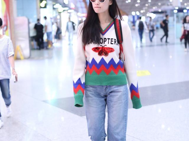 美女倪妮早秋装来袭，毛衣搭阔腿牛仔，倍显时尚清新