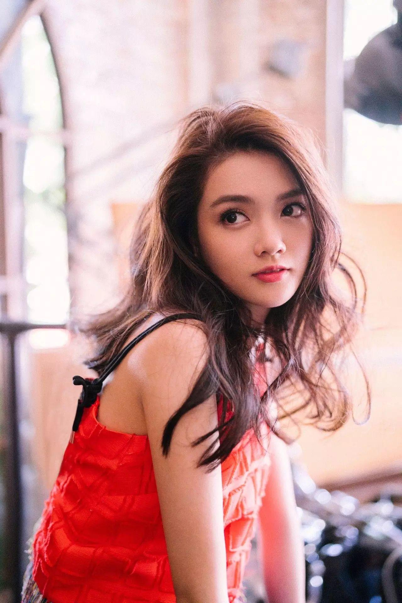 小圆脸大眼睛新晋小花赖婧甜度爆表