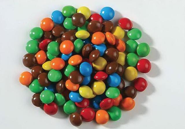 747474彩虹豆:脆脆的,甜甜的,颜色亮丽,吃起来很好吃.