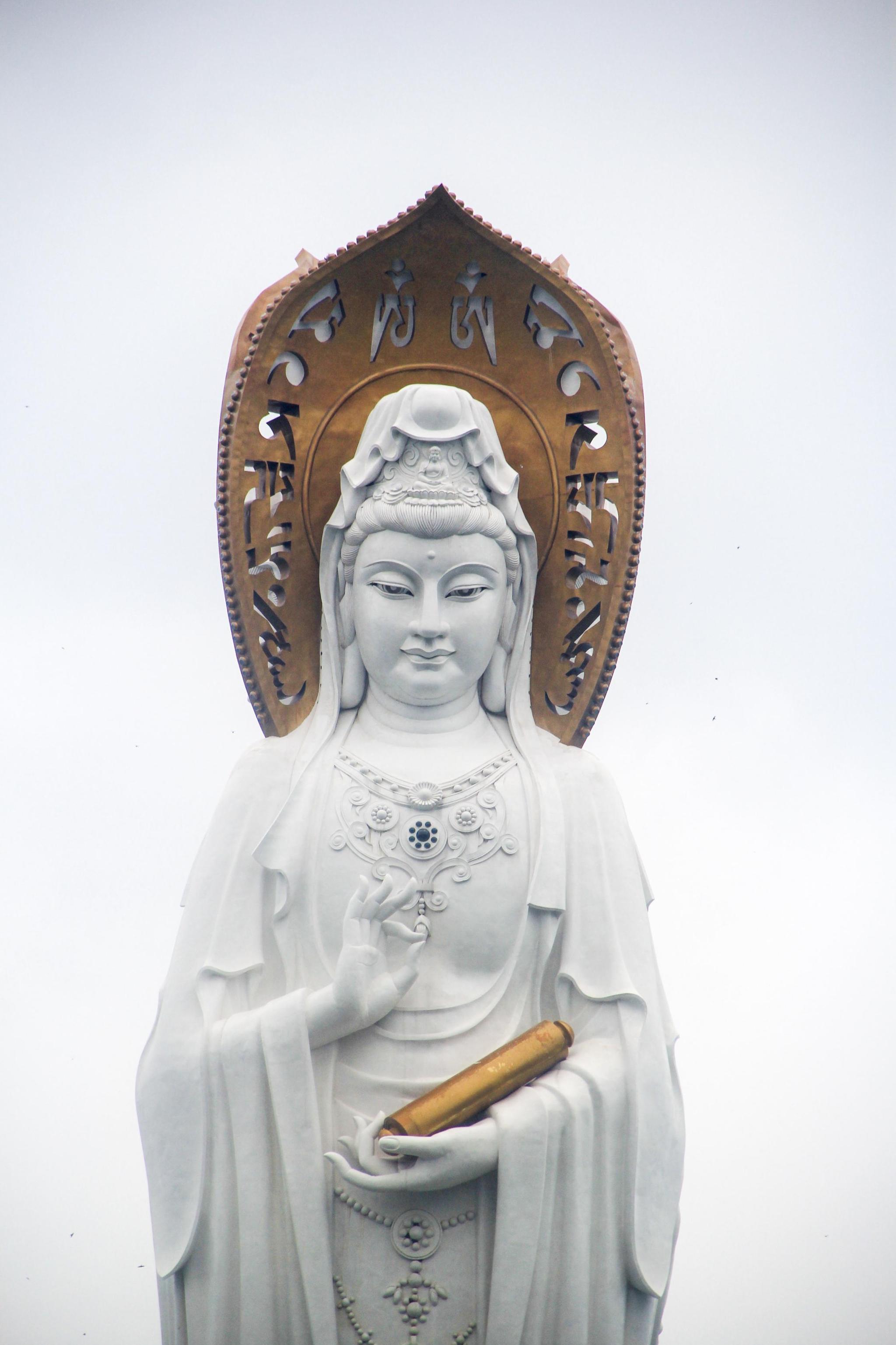 的观音像原来在三亚  南海上的一个传奇观音像脚踏一百零八瓣莲花宝座