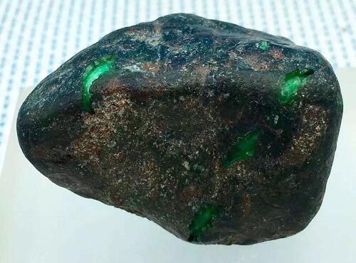 十年前标价8千万的翡翠原石,现在岂不是价值连城?