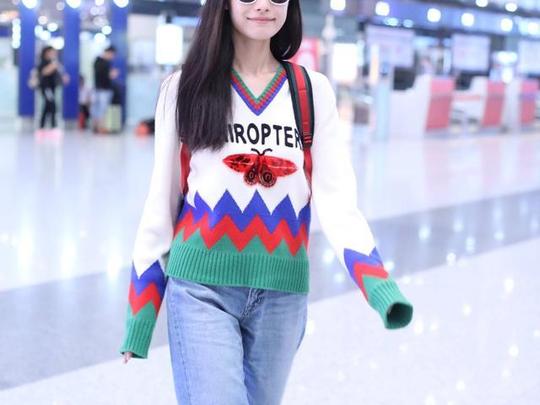 美女倪妮早秋装来袭，毛衣搭阔腿牛仔，倍显时尚清新