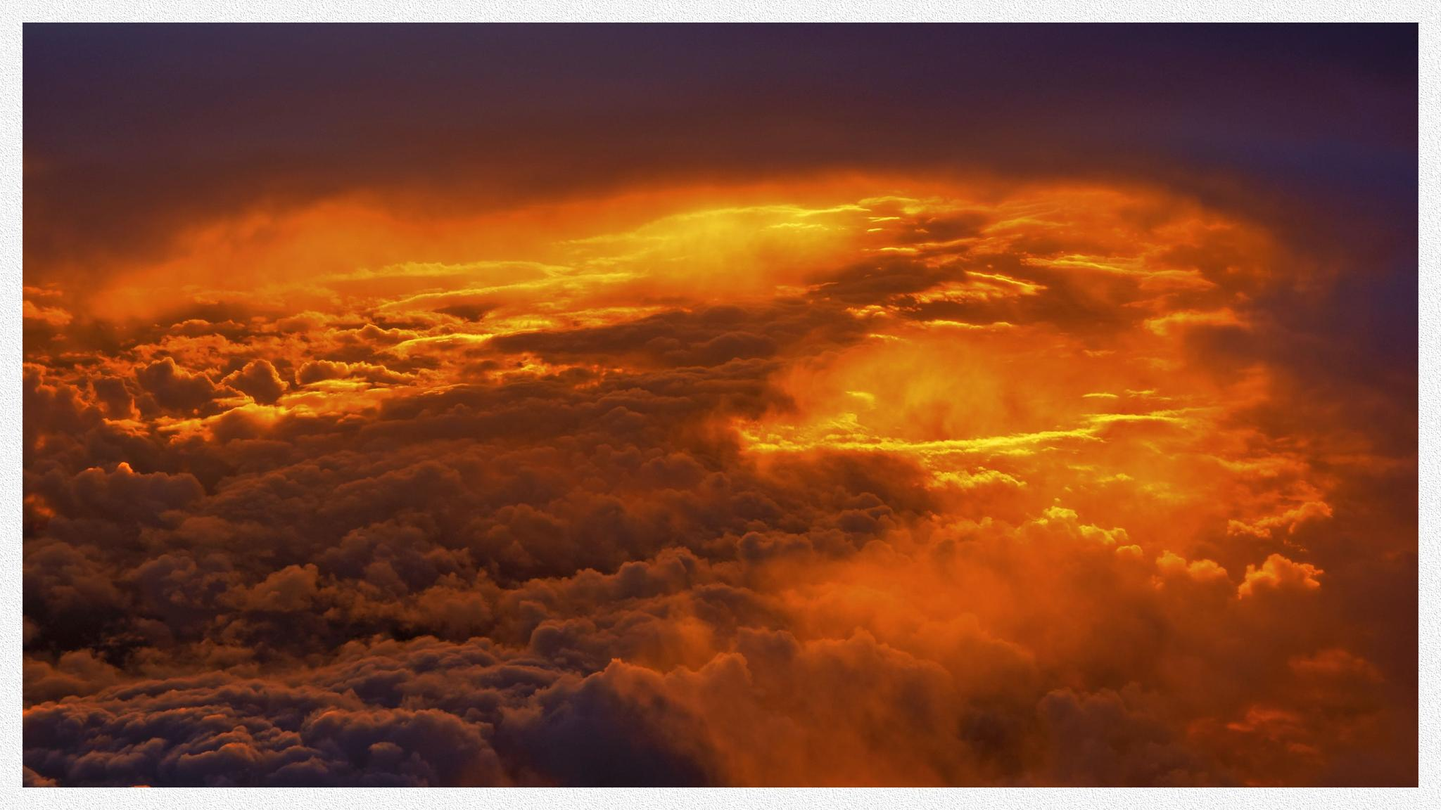 飞机上拍摄的壮观云彩,真美!_新浪看点