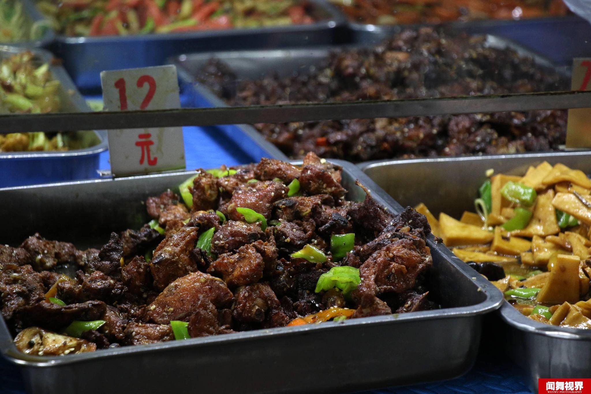 实拍大学食堂菜品 新生吐槽价格高味道差