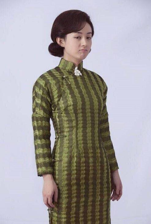 赵丽颖未修图定妆照,面色蜡黄眼眶黑,土得像暴发户