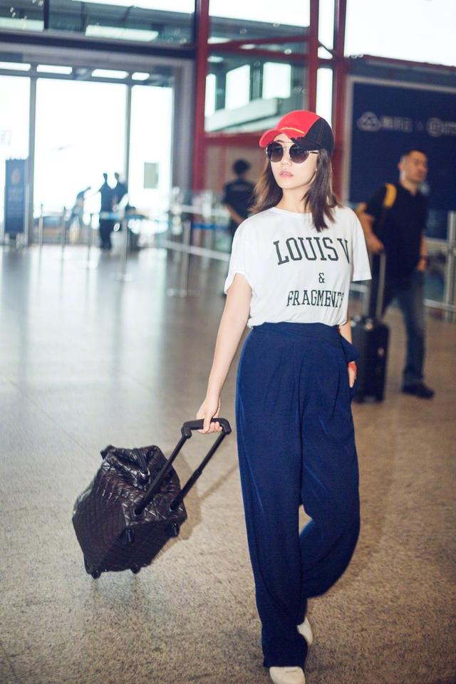 刘芸潮范儿现身，阔腿长裤原来要这么搭