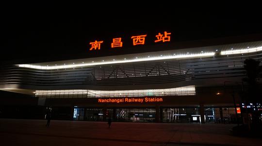 南昌西站:晚上露宿站前广场上的旅客,是你是耻辱