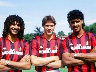 足球史上著名的荷兰三剑客与德国三驾马车,谁