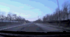 往往一味的躲闪，别人没事，却把自己的车打飞了