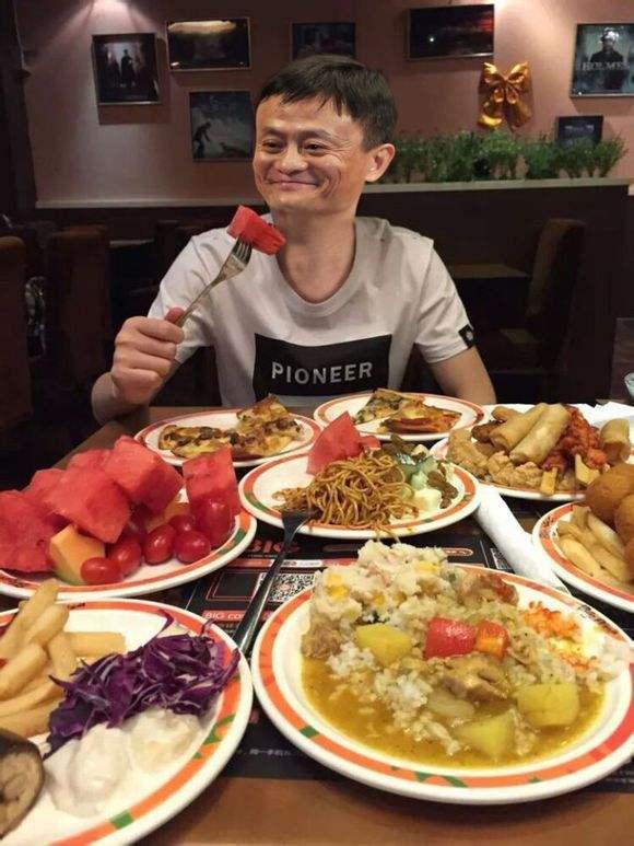 军人出身的王健林,一向对自己要求严格,但是吃饭一点不讲究他最喜欢的