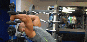 动作5，身体依靠在倾斜的健身椅用绳索做屈伸肱3头肌