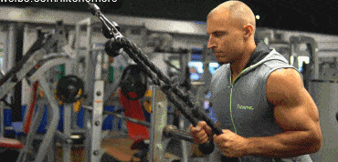 动作4，身体依靠在倾斜的健身椅用EZ杆/哑铃做屈伸肱3头肌