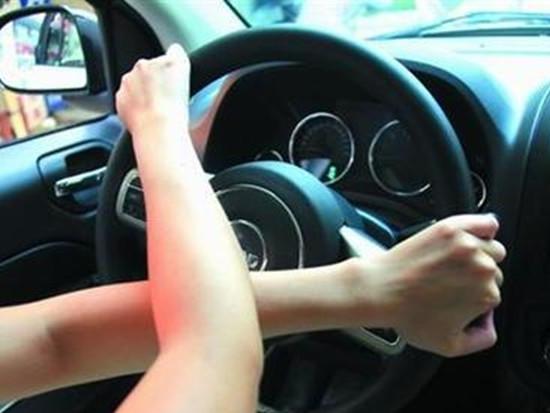 往往一味的躲闪，别人没事，却把自己的车打飞了