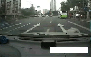 往往一味的躲闪，别人没事，却把自己的车打飞了