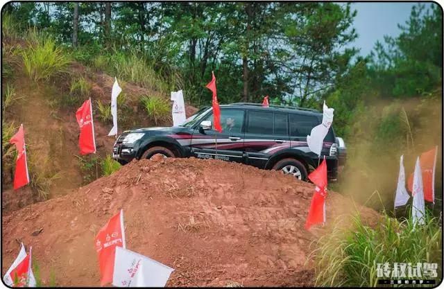 能让普拉多真正害怕的SUV只有TA！名气不输牧马人