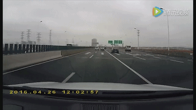 往往一味的躲闪，别人没事，却把自己的车打飞了