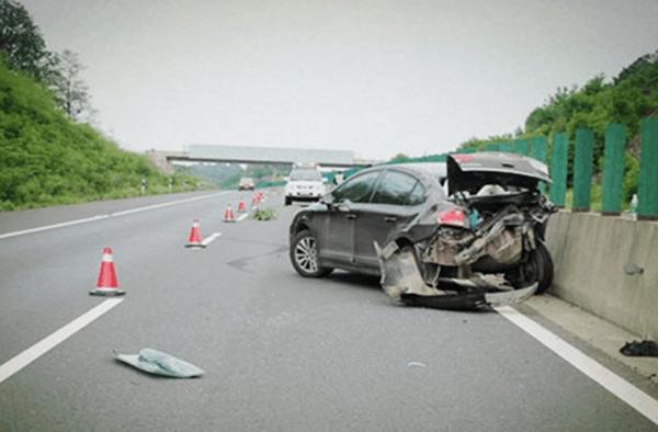 往往一味的躲闪，别人没事，却把自己的车打飞了