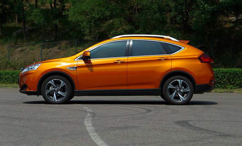 8卖得最火的SUV，哈弗H6地位不稳，奥迪Q5杀回来