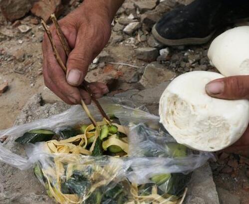 豆腐脑2块钱也是一顿饭干啃馒头就茶水在家带的煎饼卷些菜一碗豆腐脑