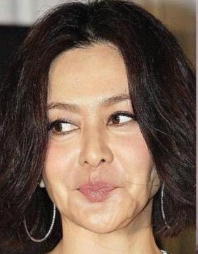 关之琳出席晚会时,脸部僵硬笑容勉强显老态!