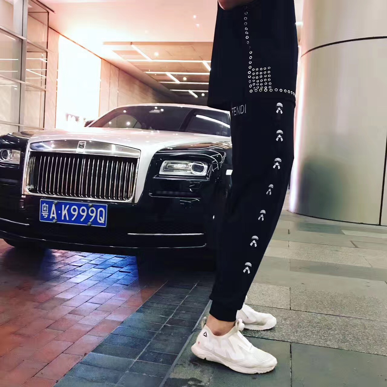 fendi老佛爷男士休闲裤如何穿搭更时尚得体呢?