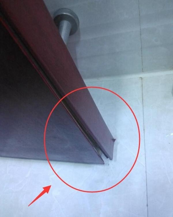 业主的亲戚去他家玩看到卫生间门开裂了,搞得业主好尴尬