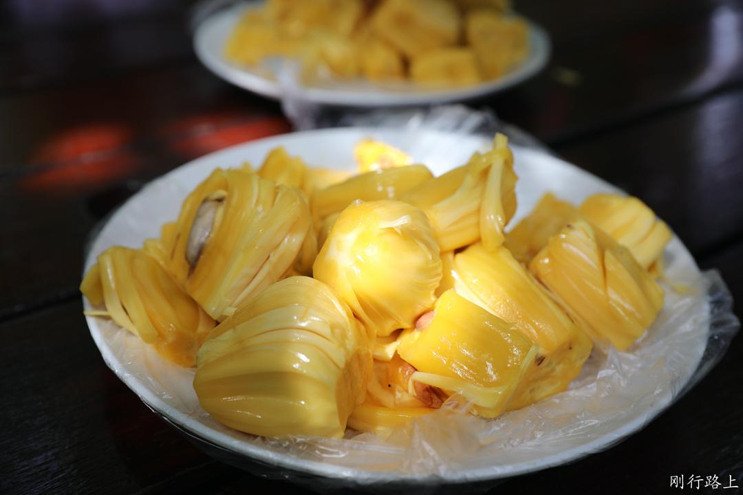 菠萝蜜比西瓜大游客采摘以后想带背不动