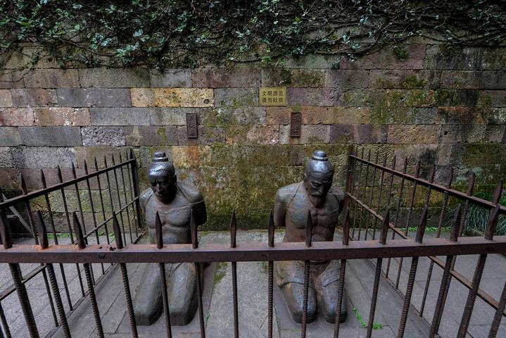 "尽忠报国"照墙,岳飞深受人民爱戴,每年都有许多从外地专程赶过来祭拜