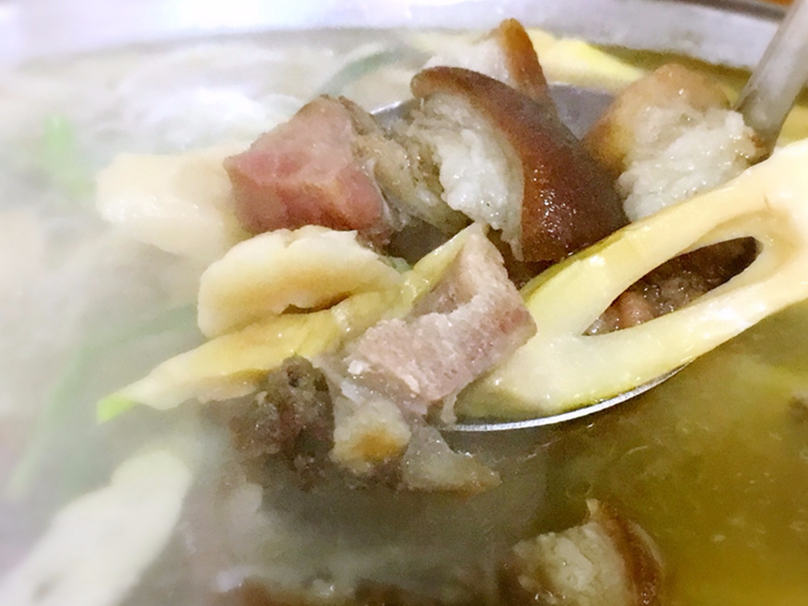 十天前山区吃过一道方竹笋腊肉火锅 至今还惹人垂涎