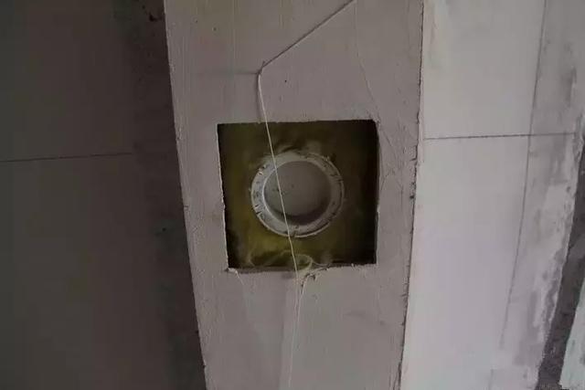 厨卫下水管连接尾端比较脏的下水道,如果不做防臭处理,很容易发生臭气