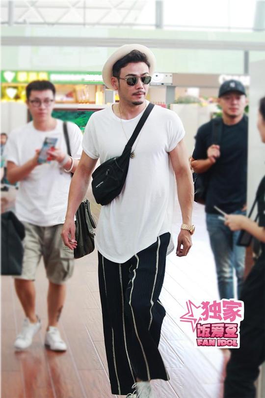 手背上暴起青筋太man了