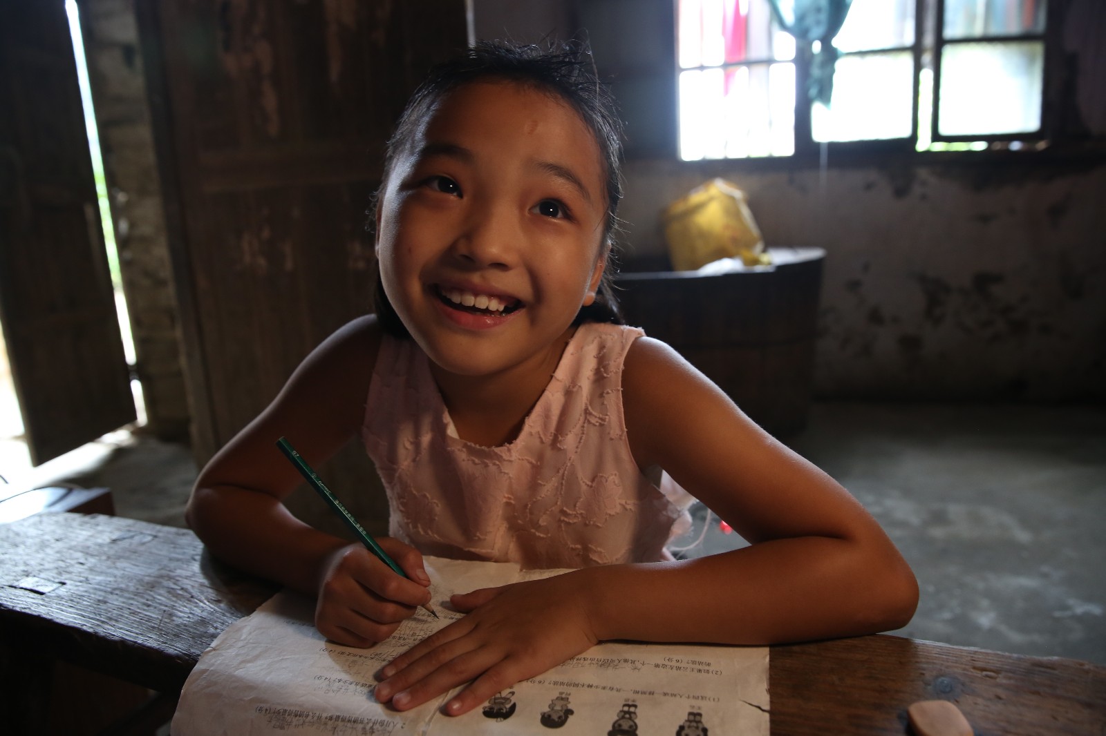 大山里九岁女孩,照顾智残母亲重病妹妹