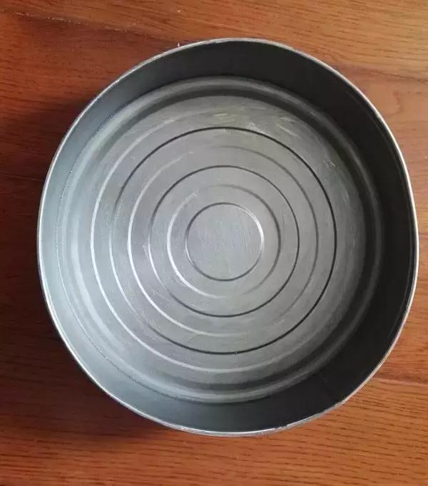 来吧,把家里的废旧饼干盒变成创意小花盆吧