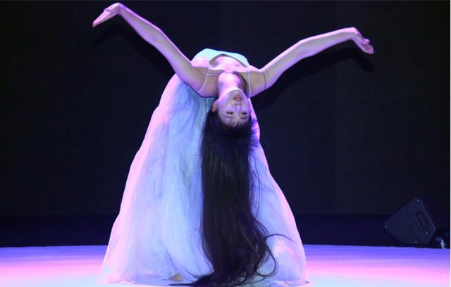 一字马无人能敌,有一技能杨丽萍自愧不如前段时间,小彩旗现身某机场