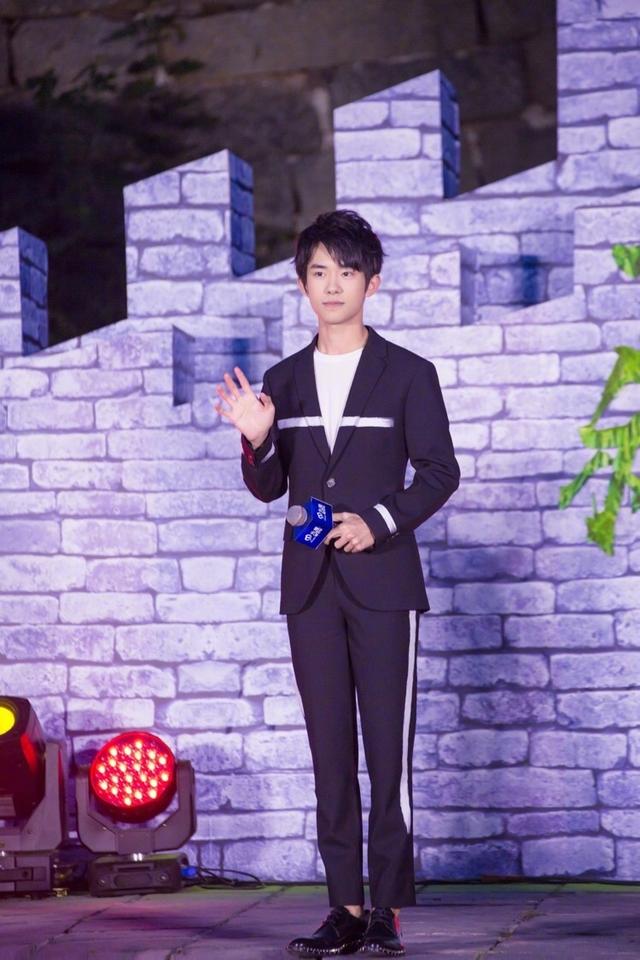 易烊千玺获保护长城形象大使，西装革履少年大器必成