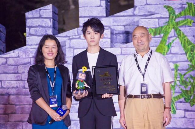 易烊千玺获保护长城形象大使，西装革履少年大器必成