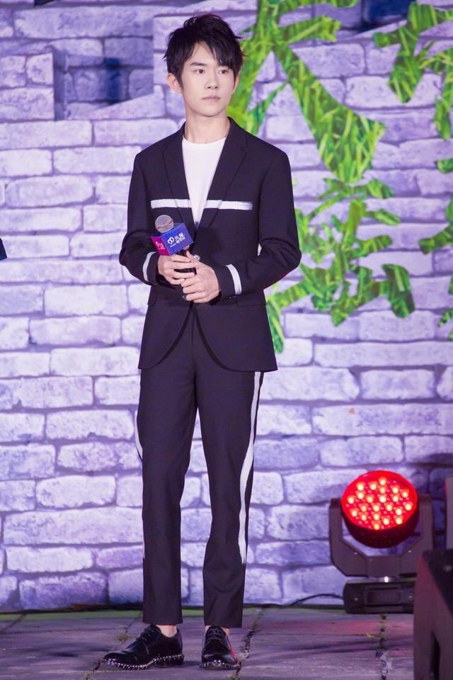 易烊千玺获保护长城形象大使，西装革履少年大器必成
