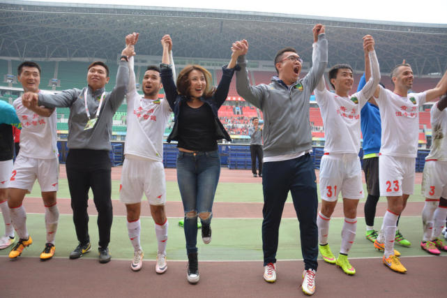 文筱婷晒跟于大宝合影我们的大宝:们字会去掉